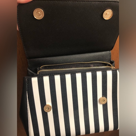 Black and White Striped Crossbody Purse - Picture 4 of 8